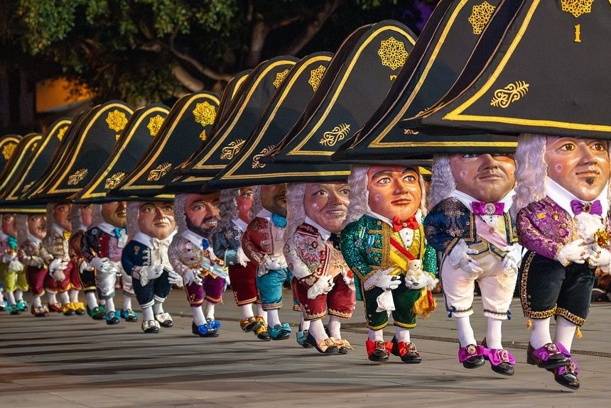 La Danza de los Enanos se despidió en la Plaza de Santo Domingo hasta las próximas Lustrales