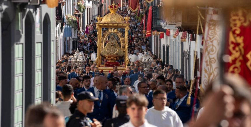 FORMATO VIRGEN CALLE REAL SPC Miles de personas reciben a la Virgen de las Nieves diez años después de la última Bajada