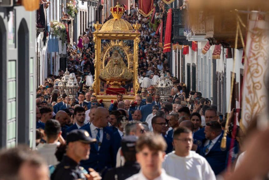 Miles de personas reciben a la Virgen de las Nieves diez años después de la última Bajada