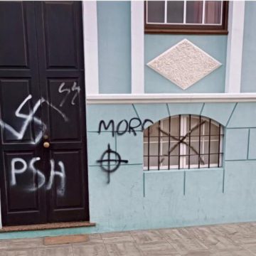 El PSOE denuncia la reiteración de pintadas racistas y el destrozo de mobiliario urbano en El Paso