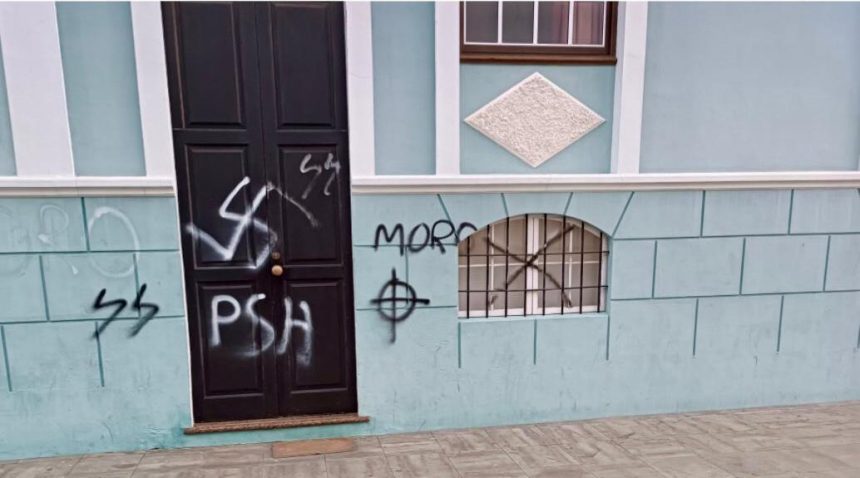 El PSOE denuncia la reiteración de pintadas racistas y el destrozo de mobiliario urbano en El Paso