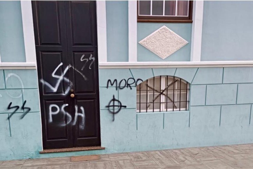 El PSOE denuncia la reiteración de pintadas racistas y el destrozo de mobiliario urbano en El Paso
