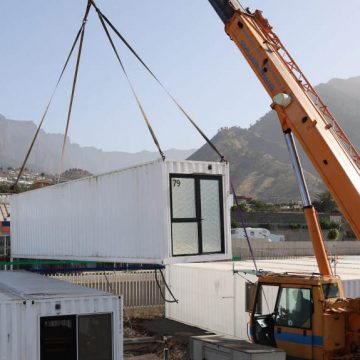 Comienzan a desmontar las primeras casas contenedor de afectados por el volcán en Los Llanos