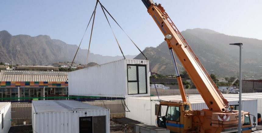 Comienzan a desmontar las primeras casas contenedor de afectados por el volcán en Los Llanos