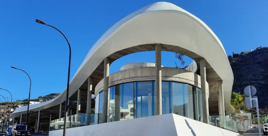 La apertura de la parada de guaguas en Puerto Naos, bloqueada por un problema de titularidad del suelo