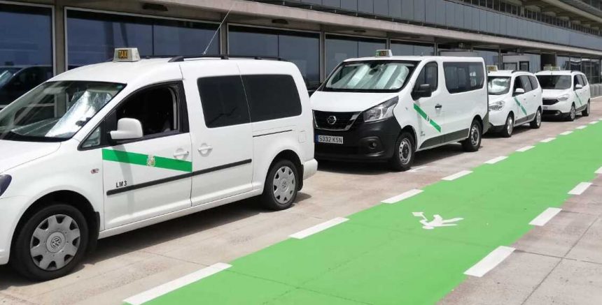 Desde junio, solo taxis de Villa de Mazo y Breña Baja pueden recoger viajeros en el aeropuerto