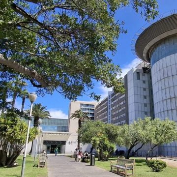 FORMATO HUC FACHADA La suspensión de biopsias más precisas en el Hospital Universitario de Canarias (HUC) no se limita a pacientes palmeros
