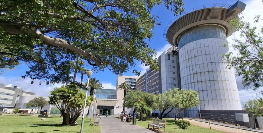 FORMATO HUC FACHADA La suspensión de biopsias más precisas en el Hospital Universitario de Canarias (HUC) no se limita a pacientes palmeros
