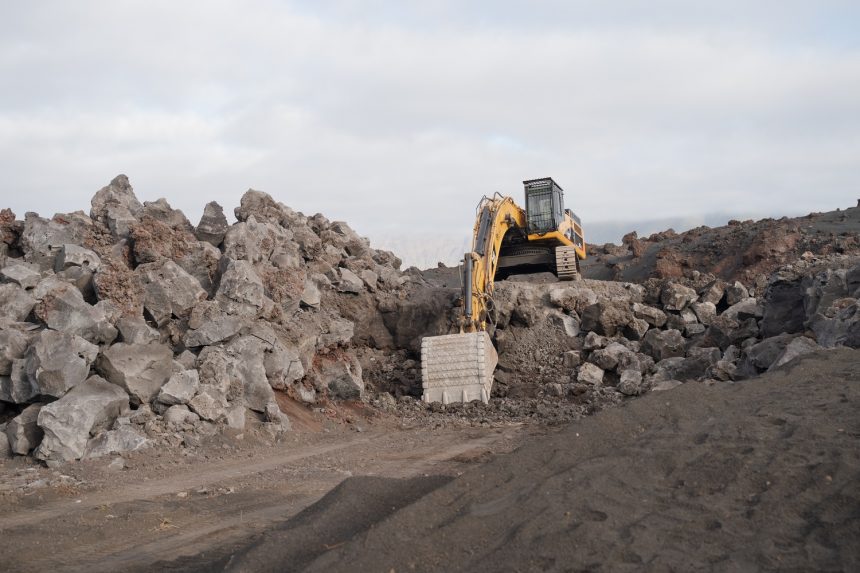 Obras Públicas prevé concluir en 14 meses el tramo de la LP-2 sepultado por el volcán