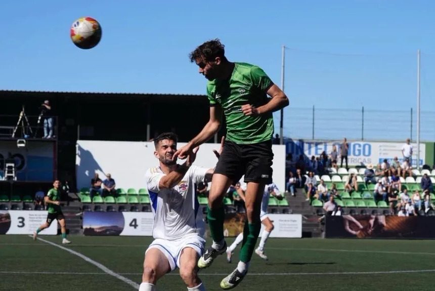 El Atlético Paso recupera el liderato en Tercera tras empatar el derbi ante el Tenisca