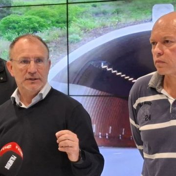 Paso con semáforos en el túnel de la Cumbre durante las obras de asfaltado de la LP-3