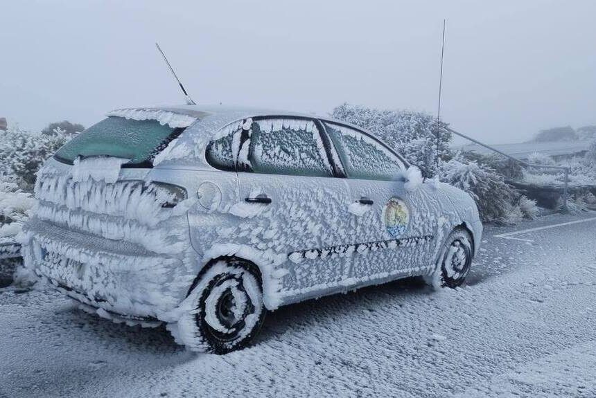 El Cabildo cierra la carretera LP-4 al Roque de los Muchachos por placas de hielo