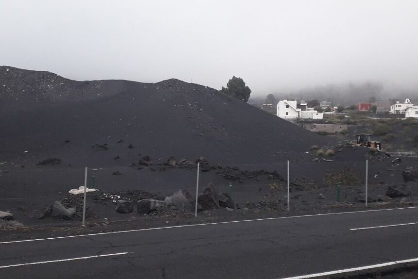 Cuatro años después de la erupción, el Cabildo sigue sin regular la retirada de ceniza en Las Manchas