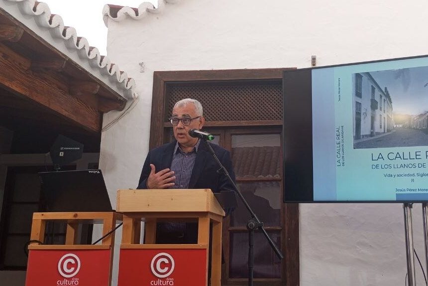 FORMATO LIBRO JESUS PEREZ MORERA Jesús Pérez Morera: “La industria del azúcar modeló y determinó el asentamiento de Los Llanos”