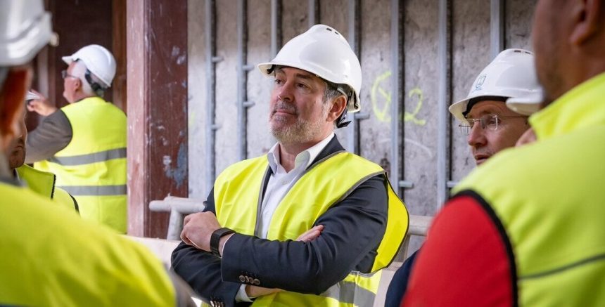 Fernando Clavijo destaca en El Paso el avance de las obras del Hotel Escuela y la plaza Francisca Gazmira