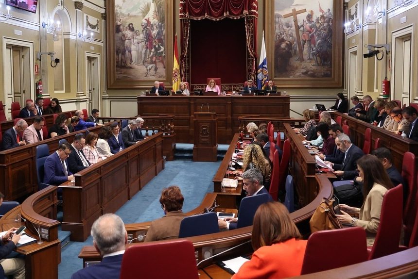 Un informe jurídico del Parlamento considera insuficientes los fundamentos para negar al PSOE el listado de ayudas del volcán