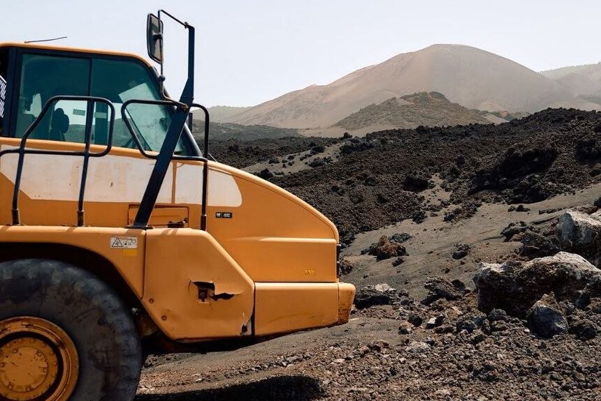 Las obras de reconstrucción del tramo de la LP-2 sobre las coladas del Tajogaite superan el 30% de ejecución